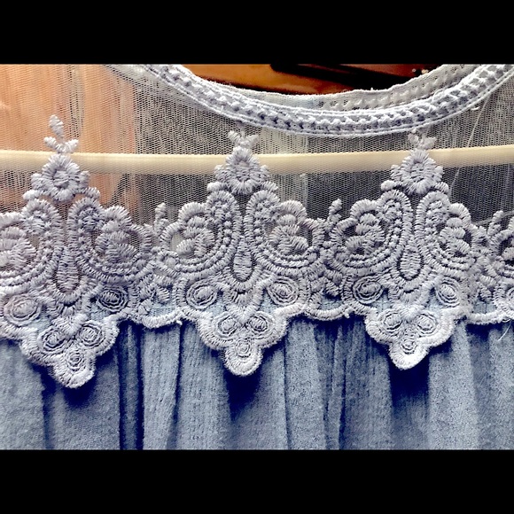 Woman’s blouse - Picture 3 of 5